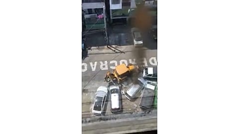 Szándékosan tört össze autókat egy traktor Mianmarban