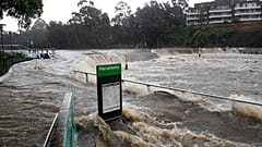 A megáradt Parramatta folyó kilépett medréből Sydney Parramatta elővárosában 2021. március 20-án. 