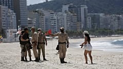 Forças de segurança fiscalizam o encerramento das praias no Rio de Janeiro
