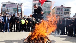 Iğdır'da Nevruz ateşinin üzerinden atlayan bir kişi