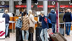 Ab nach Mallorca! Reisende im Flughafen Hannover