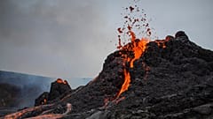 Vulcão em atividade na Islândia é agora apelidado localmente como "Geldingadalsgos"