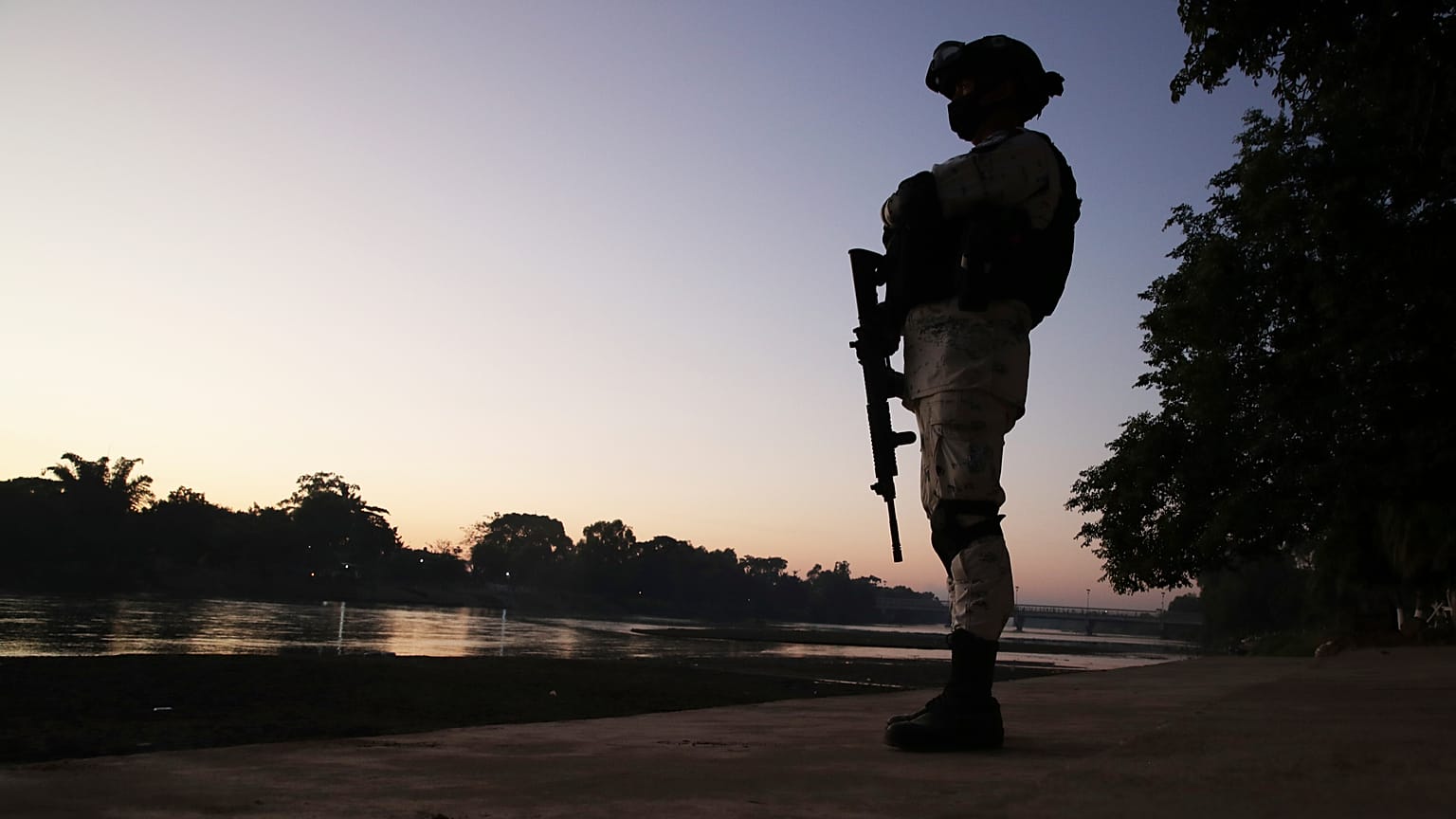 Un efectivo de la Guardia Nacional mexicana hacer guardia en la frontera con Guatemala.