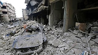Rus savaş uçaklarının saldırısı sonrası enkaz (Arşiv)