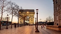 Les champs-Elysées à Paris sont déserts alors que le couvre-feu a débuté ; le 21 mars 2021