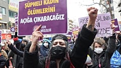 İstanbul Sözleşmesi'nden çekilme kararı sonrası pankart açan bir kadın eylemci