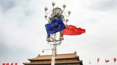 Çin'in başkenti Pekin'in Tiananmen Meydanı'nda asılı AB ve Çin bayrakları (arşiv)