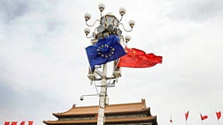 Çin'in başkenti Pekin'in Tiananmen Meydanı'nda asılı AB ve Çin bayrakları (arşiv)