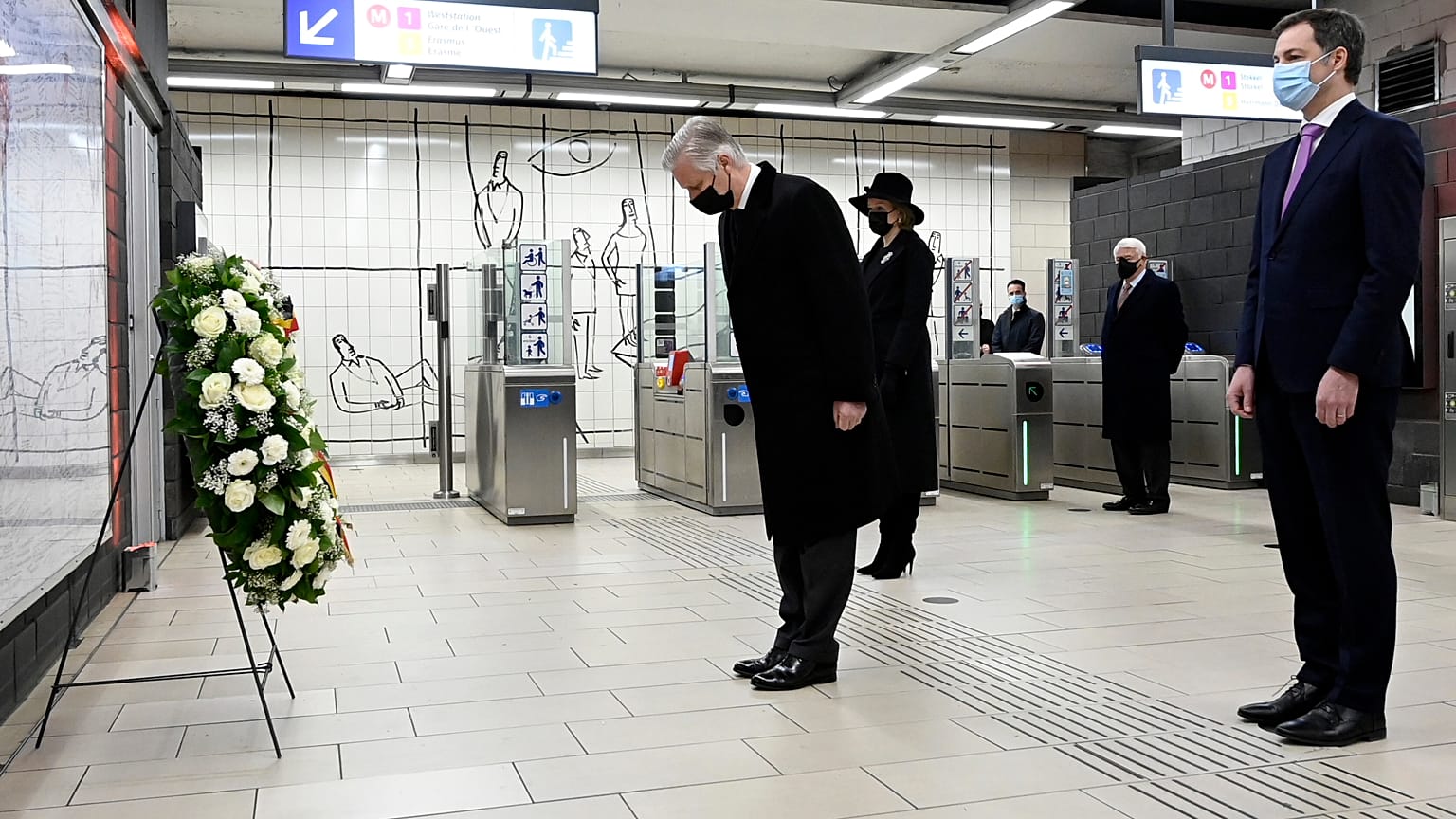 König Philippe legte in der Brüsseler U-Bahnstation Maelbeek einen Kranz nieder