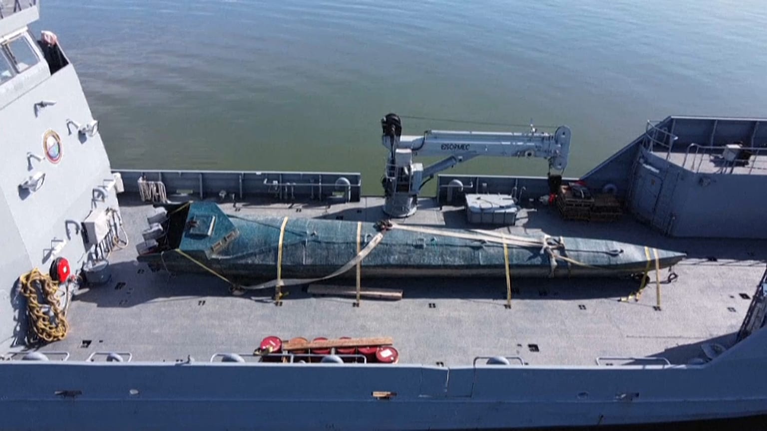 Das sichergestellte "Drogen-U-Boot" wurde auf ein Schiff verladen