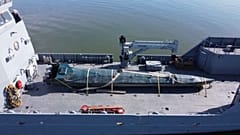 Das sichergestellte "Drogen-U-Boot" wurde auf ein Schiff verladen