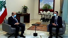 الرئيس اللبناني ميشال عون خلال لقائه رئيس الوزراء المكلف سعد الحريري في القصر الجمهوري في بعبدا. بيروت 2021/03/22