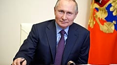 Der russische Präsident Wladimir Putin verfolgt ein Treffen mit Regierungsvertretern per Videokonferenz in der Novo-Ogaryovo Residenz außerhalb von Moskau, 22.03.2021
