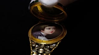 Sale a subasta una colección de joyas de luto de la reina Victoria