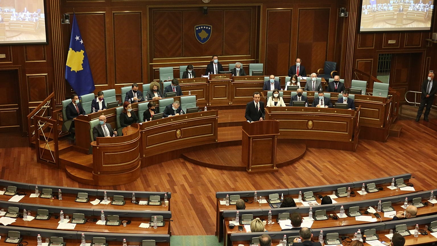 Kurti'nin liderliğinde kurulan yeni hükümet, 120 üyesi bulunan Kosova Meclisinde 67 milletvekilinin desteği ile güvenoyu aldı