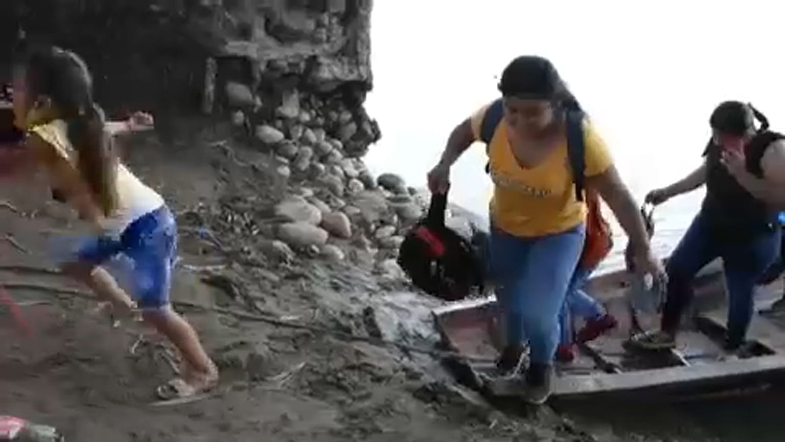 Venezolanos cruzan el río para entrar en Colombia huyendo de los combates