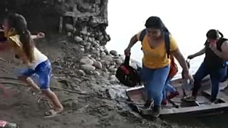 Venezolanos cruzan el río para entrar en Colombia huyendo de los combates