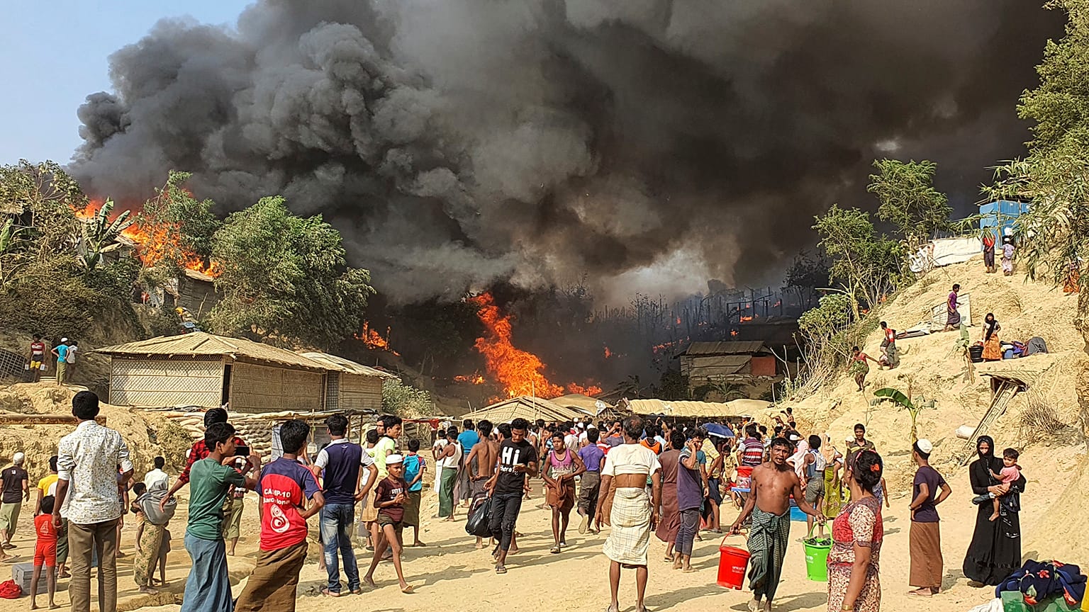 Bangladeş'te Rohingya mültecilerin (Arakanlı Müslümanlar) kaldığı Cox Bazar'daki Balukhali kampında yangın çıktı