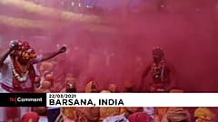 Inder feiern Holi ohne Maske