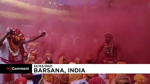 Inder feiern Holi ohne Maske