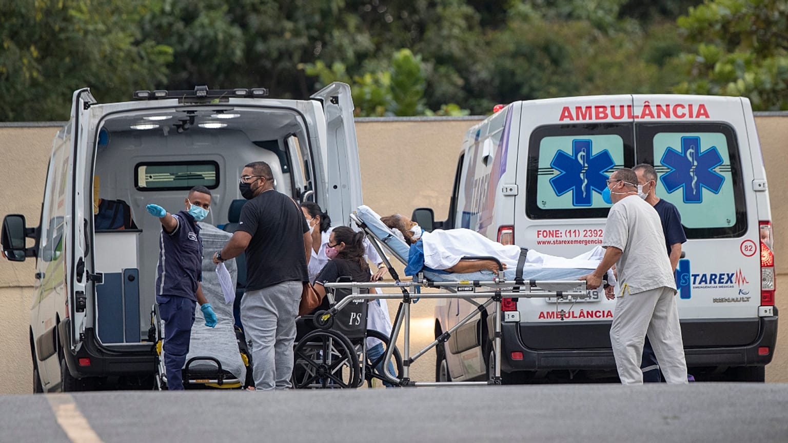 "Doentes covid" em trânsito para o hospital Vila Alpina, em São Paulo, Brasil