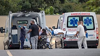 "Doentes covid" em trânsito para o hospital Vila Alpina, em São Paulo, Brasil