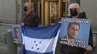 Varias personas exigen la extradición del presidente de Honduras para que sea juzgado en Estados Unidos.