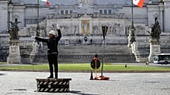 Polícias sinaleiros de volta à Praça Veneza, em Roma