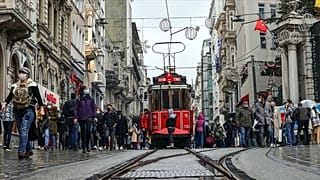 İstanbul'un en kalabalık yerlerinden biri İstiklal Caddesi.