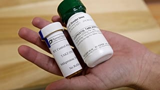 Il farmaco abortivo RU-486 fotografato nel 2010 negli Stati Uniti: la prima pillola è mifepristone, la seconda è misoprostol