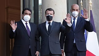 ماكرون خلال استقباله منفي ونائبه في باريس 