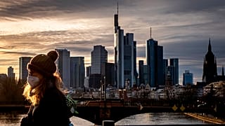 Eine Frau mit Maske in Frankfurt - vor dem Osterlockdown