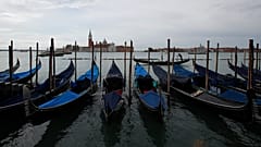 13 marzo 2021, Venezia: gondole ancorate al Canal grande