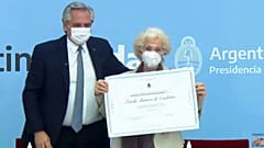 El presidente de Argentina, Alberto Fernández, y la presidenta de Abuelas de Plaza de Mayo, Estela de Carlotto