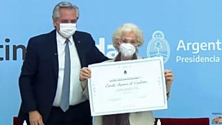 El presidente de Argentina, Alberto Fernández, y la presidenta de Abuelas de Plaza de Mayo, Estela de Carlotto