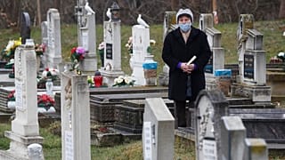 Szerdán délben egy perc némasággal emlékezett Budapest a koronavírus-járvány áldozatairól