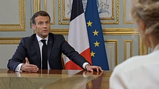 ماكرون يتحدث إلى الصحفية كارولين رو في قصر الإليزيه في باريس يوم 23  آذار / مارس 2021 في برنامج "سي-دان لير"