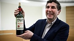 Philippe Darriet, Direktor der Önologie-Forschungseinheit am Institut für Reben, Wissenschaft und Wein (ISVV) hält eine Flasche Petrus, die Monate im Weltraum verbracht hat