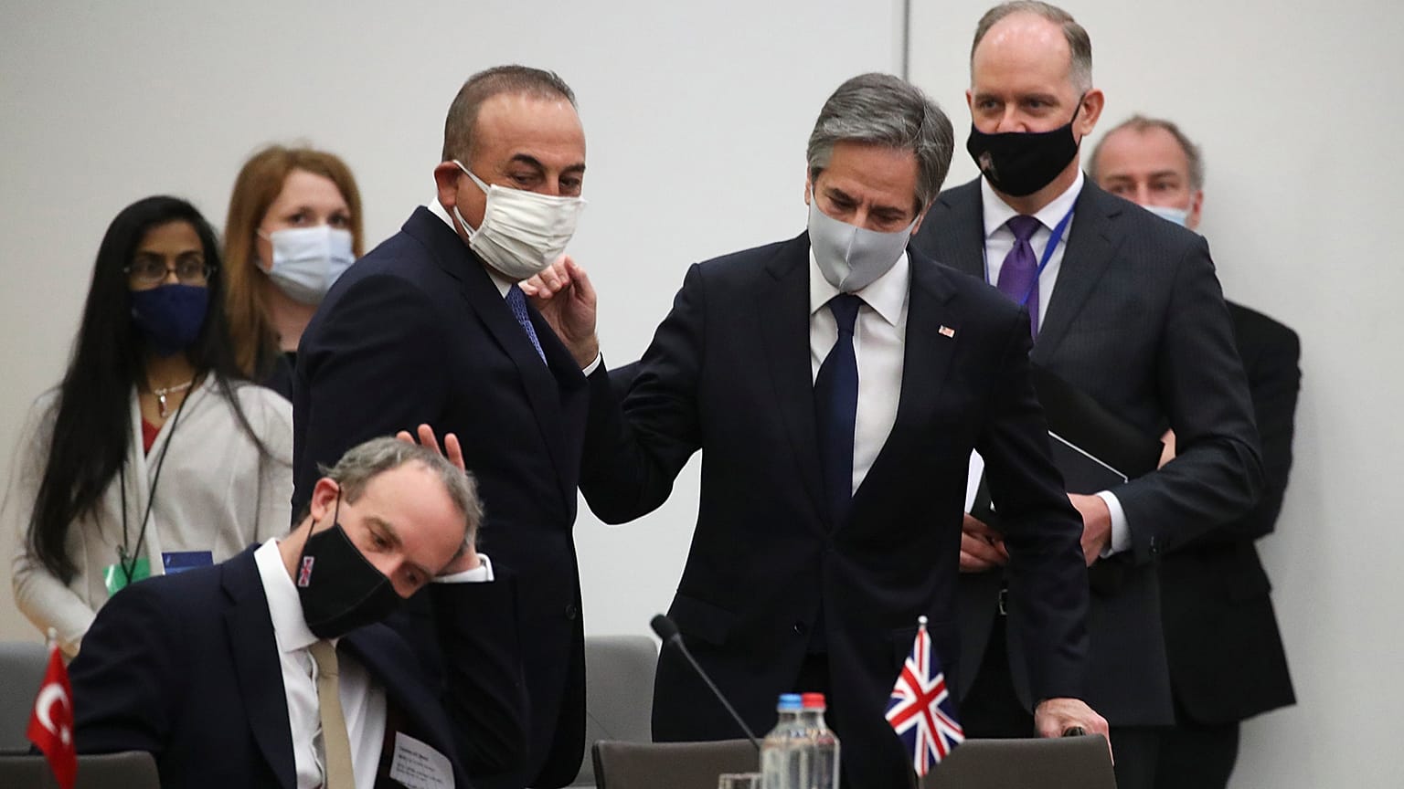 Dışişleri Bakanı Mevlüt Çavuşoğlu, ABD Dışişleri Bakanı Antony Blinken (sol) ve İngiltere Dışişleri Bakanı Dominic Raab (oturan) ayaküstü sohbet etti 