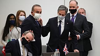 Dışişleri Bakanı Mevlüt Çavuşoğlu, ABD Dışişleri Bakanı Antony Blinken (sol) ve İngiltere Dışişleri Bakanı Dominic Raab (oturan) ayaküstü sohbet etti 