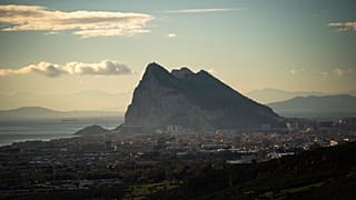 El Peñón de Gibraltar fotografiado desde la ciudad española de La Línea el lunes 4 de enero de 2021.