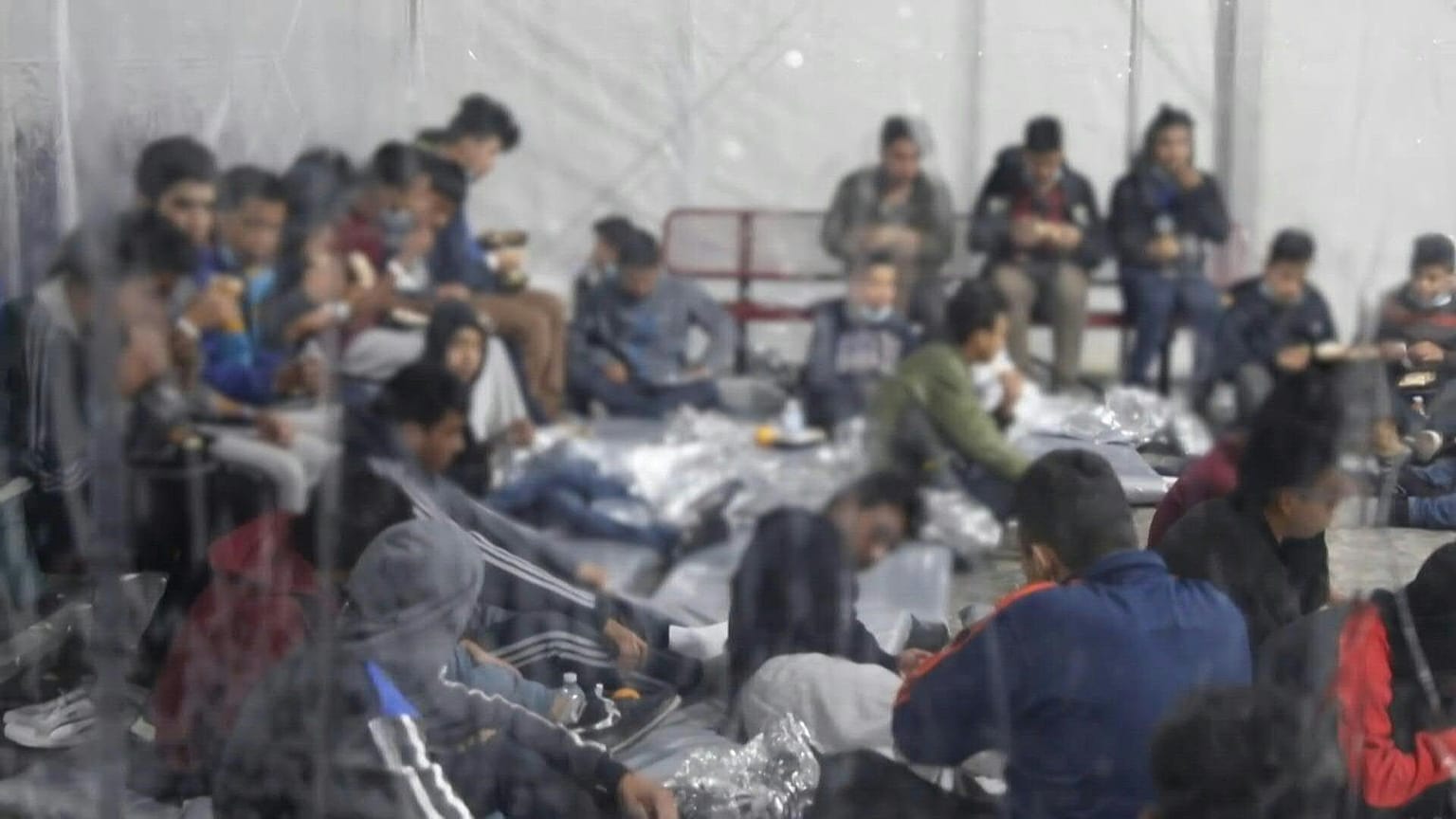 Egyre több kísérő nélkül érkező latin-amerikai fiatalt enged át a határon Washington