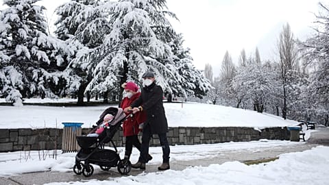 Snow flurries coat Istanbul in blanket of white 