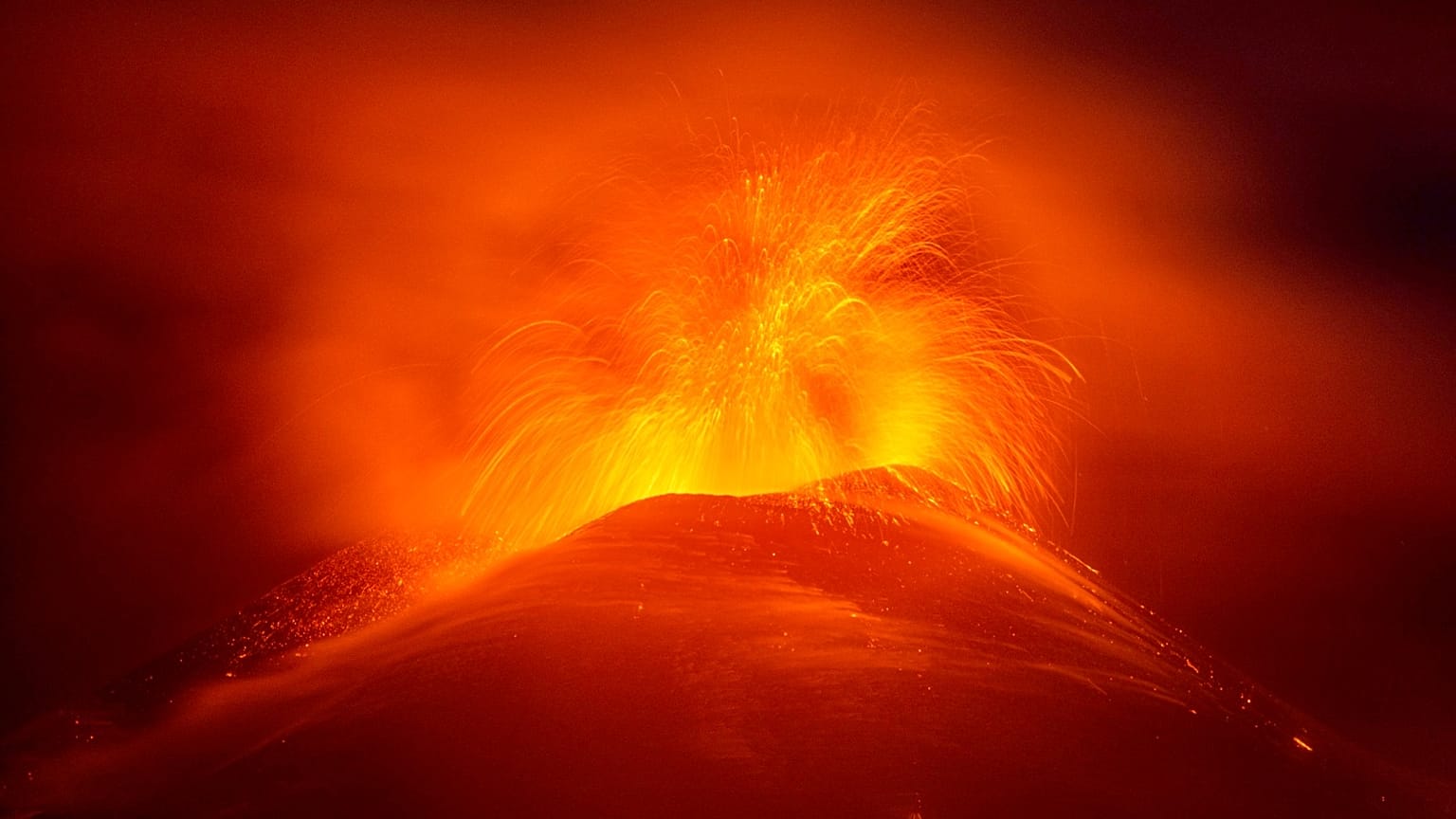 Spettacolare eruzione dell'Etna