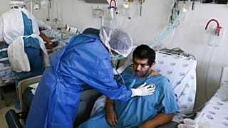 Doktorlar kronik rahatsızlıkları olan hastaların , Covid-19 nedeniyle tedavilerini aksatmamaları gerektiğini ifade ediyor.