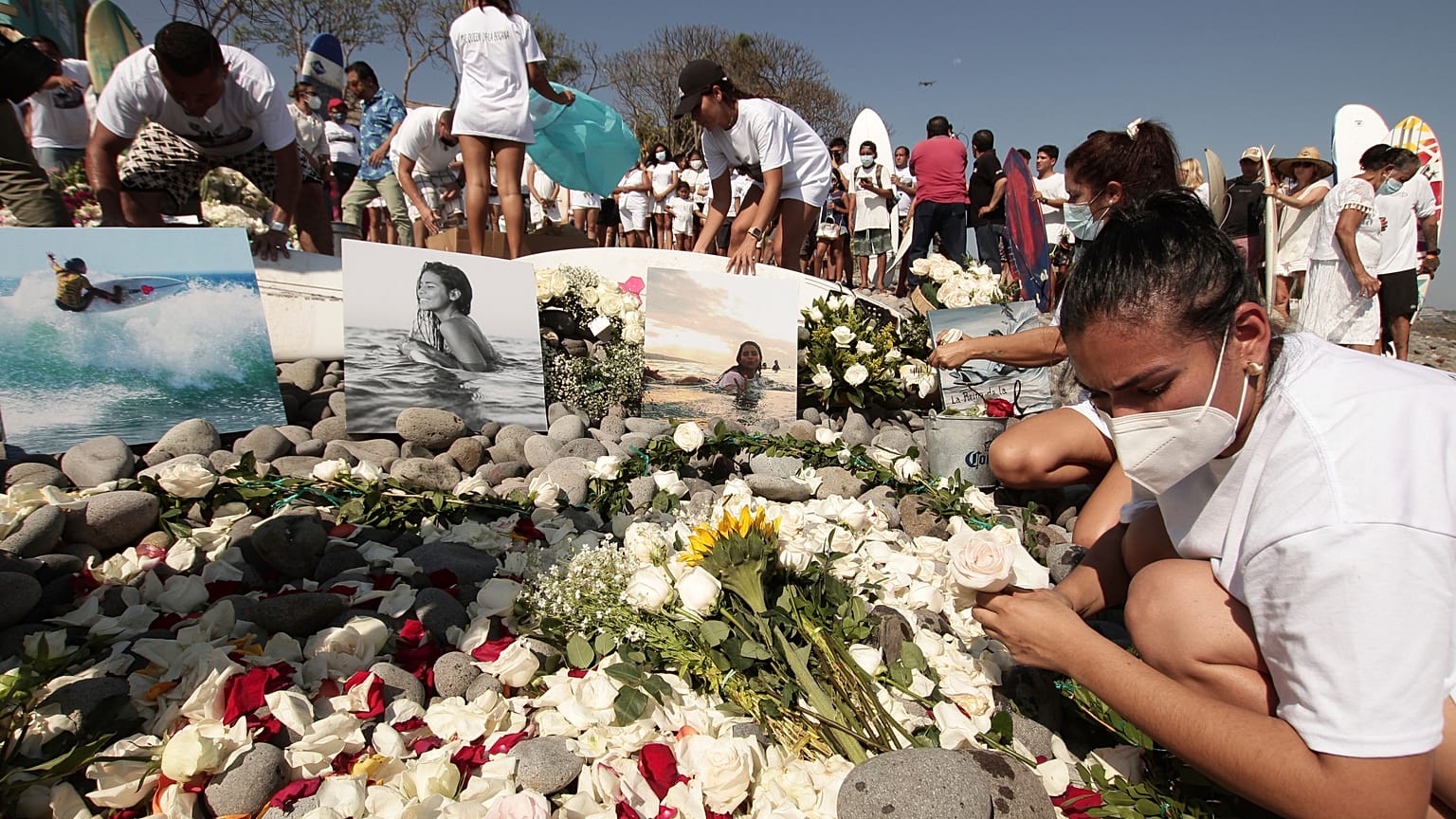Homenaje a Kaherine Díaz, la surfista de la selección salvadoreña, matada por un rayo en el mar