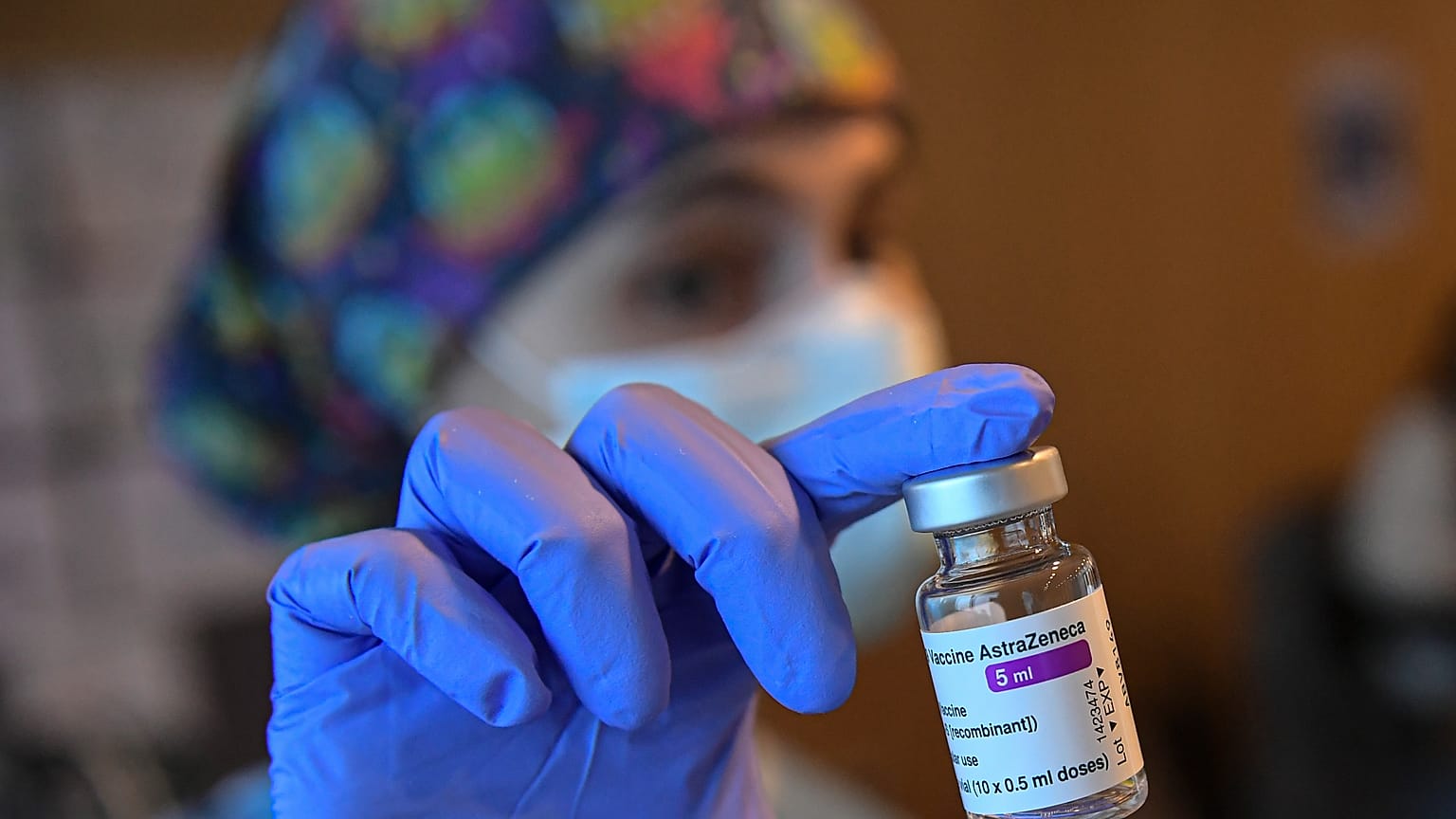 Una enfermera muestra un vial de AstraZeneca