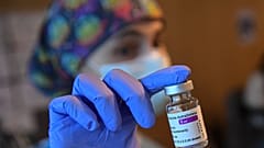 Una enfermera muestra un vial de AstraZeneca