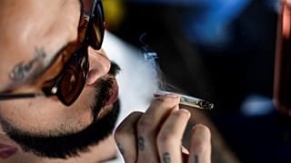 Photo d'illustration : un homme fume un joint à Mexico, la capitale du Mexique, le 9 mars 2021