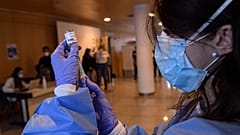 Avrupa Komisyonu İngiltere'ye aşı ihracatını yasaklama tehdidinde bulunmuştu